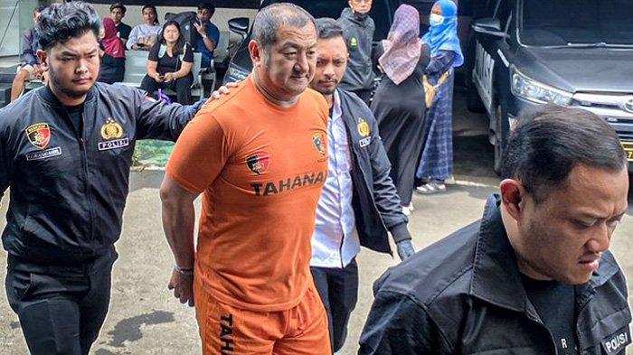 AKSI KOBOI JALANAN: HartononSoekwanto (53), pengusaha Ikan Koi ditetapkan sebagai tersangka dan langsung ditahan atas aksi koboi jalanan di Kawasan Kota Baru Parahyangan, Padalarang, Kabupaten Bandung Barat (KBB), Jawa Barat, Selasa (4/3/2025). (KOMPAS.com/BAGUS PUJI PANUNTUN)