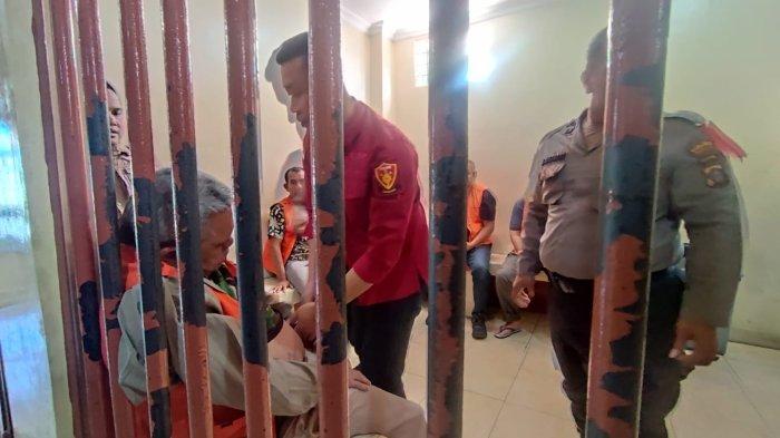 AMBRUK JELANG SIDANG : Salah satu terdakwa pembunuhan wartawan di Karo, Bebas Ginting, dibawa ke ruang tunggu tahanan PN Kabanjahe, Kamis (27/3/2025). Bebas Ginting ambruk saat dibawa menuju ke ruang sidang untuk mengikuti sidang dengan agenda putusan.