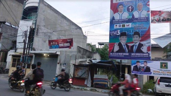 APK Calon Gubernur dan Wakil Gubernur, Bobby Nasution dan Surya serta Calon Bupati Deli Serdang M Ali Yusuf Siregar dan Bayu Sumantri Agung yang terpasang di persimpangan Jln Bakaran Batu Lubuk Pakam yang hendak digangi Pemerintah Kecamatan, Selasa (8/10/2024).