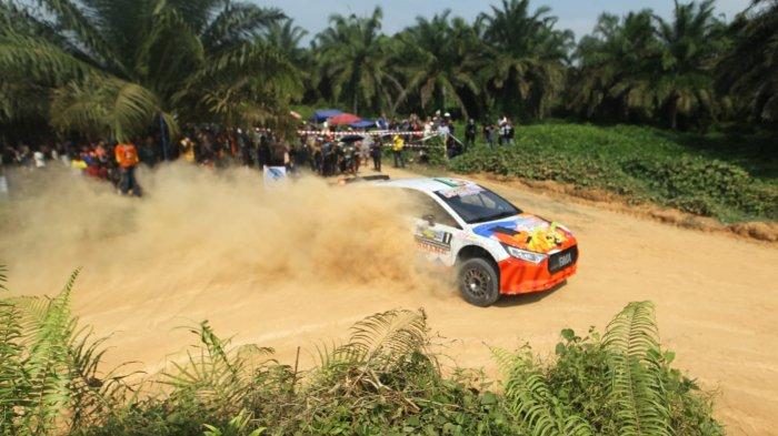 APRC-Pereli H Rahmat bersama navigatornya dari tim LFN-Sederhana Motorsport melintasi SS 5 pada lanjutan balapan Asia Pasific Rally Championship (APRC, di Rambong Sialang, Serdangbedagai, Sabtu (3/8/2024). Kejuaran APRC dan Kejurnas Reli 2014 ini berlangsung hingga Minggu (4/8). TRIBUN MEDAN/DANIL SIREGAR