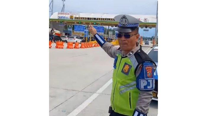 ARUS BALIK- Petuga menunjukkan suasana di gerbang tol. Terlihat kendaraan dari Medan yang masuk ke Tol Pangkalan Brandan ramai menunju ke Aceh, Minggu (6/4/2025).