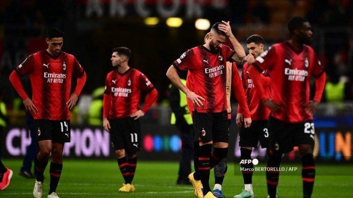 Reaksi penyerang AC Milan Prancis #09 Olivier Giroud dan rekan satu timnya di akhir pertandingan sepak bola Grup F Liga Champions UEFA antara AC Milan dan Borussia Dortmund di stadion San Siro di Milan pada 28 November 2023. Marco BERTORELLO/AFP