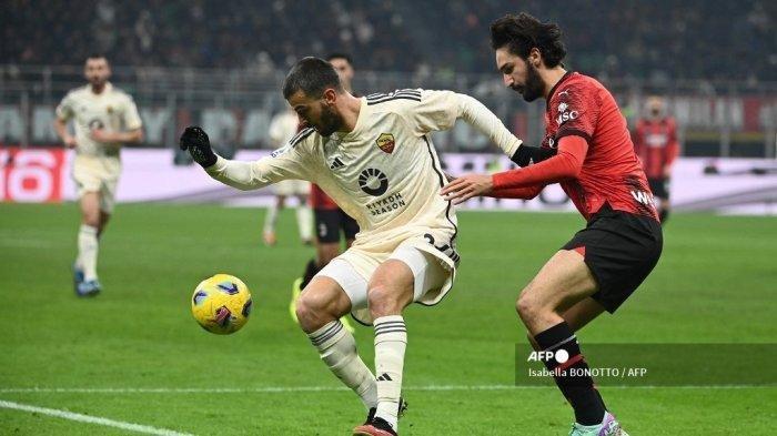 Bek AS Roma #37 Leonardo Spinazzola berebut bola dengan gelandang AC Milan #07 Yacine Adli selama pertandingan sepak bola Serie A Italia di Stadion San Siro, pada 14 Januari 2024. Isabella BONOTTO / AFP (Isabella BONOTTO / AFP)