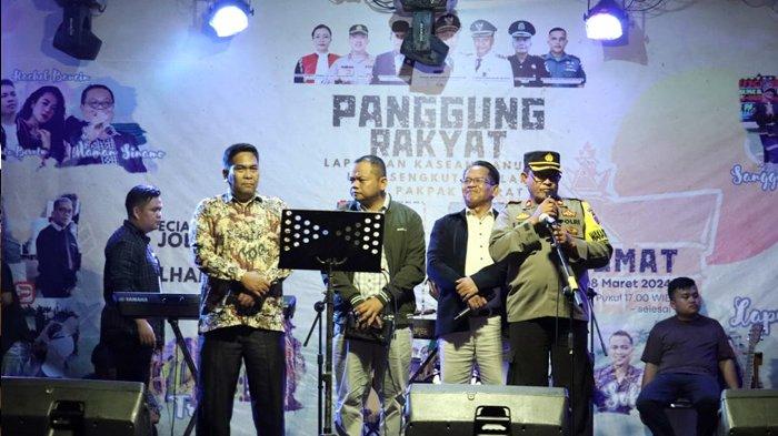Acara hiburan Panggung Rakyat dengan menampilkan sejumlah artis dan band lokal, benar-benar sukses menghibur masyarakat Kabupaten Pakpak Bharat, Sumatera Utara, Jumat (8/3/2024) malam. (Diskominfo Pakpak Bharat)