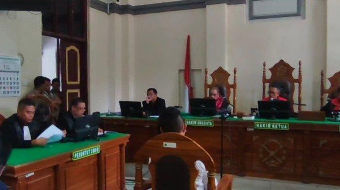 AKBP Achiruddin Hasibuan (kemeja putih) saat jalani sidang perdana di Pengadilan Negeri (PN) Medan dalam perkara penganiayaan, Rabu (12/7/2023).