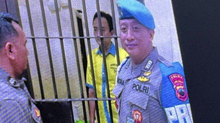 Aipda Robig Zaenudin (baju kuning), anggota Satnarkoba Polrestabes Semarang (istimewa)