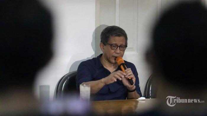 Akademisi Rocky Gerung memberikan keterangan saat konferensi pers di Jakarta, Jumat (4/8/2023). Dalam keterangannya, Rocky Gerung meminta maaf atas kegaduhan yang terjadi terkait dugaan penghinaan terhadap Presiden Joko Widodo. TRIBUNNEWS/IRWAN RISMAWAN