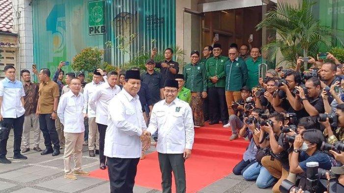 Calon presiden pemenang pemilu 2024, Prabowo Subianto (kanan) menjabat tangan Ketua Umum PKB Muhaimin Iskandar saat di kantor DPP PKB, Jakarta Pusat, Rabu (24/4/2024).