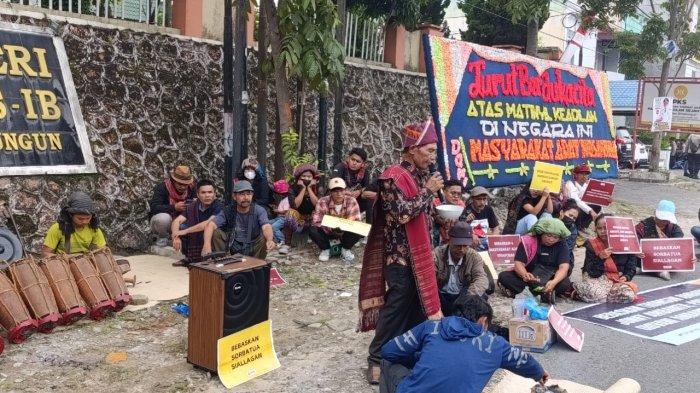 Aksi Masyarakat Komunitas Adat Ompu Umbak Siallagan dan Lembaga Adat Keturunan Ompu Mamontang Laut Ambarita Sihaporas (Lamtoras) di depan Pengadilan Negeri Simalungun, Rabu (14/8/2024).