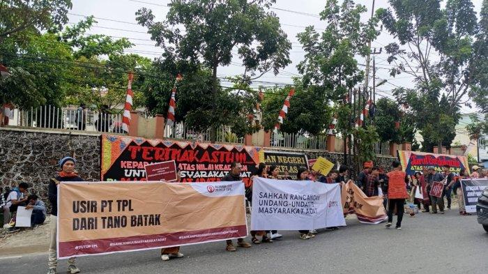 Aksi Masyarakat Komunitas Adat Ompu Umbak Siallagan dan Lembaga Adat Keturunan Ompu Mamontang Laut Ambarita Sihaporas (Lamtoras) di depan Pengadilan Negeri Simalungun, Rabu (14/8/2024).
