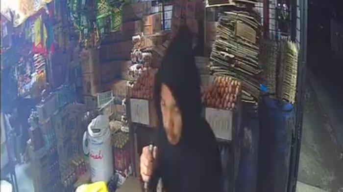 Aksi seorang pria menodongkan pisau dan mengambil handphone seorang bapak yang sedang tertidur.