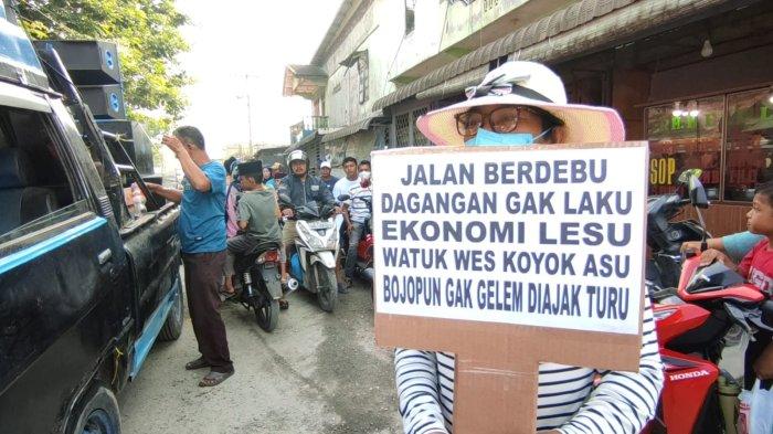 Aksi warga blokir Jalan Utama Air Joman, dan Jalan Syech Silau buntut protes jalan rusak dan berabu, Jumat (3/5/2024). Masyarakat khawatir terjangkit hispa.