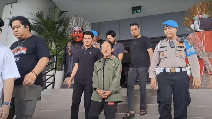 Aktor sinetron 'Preman Pensiun' Epy Kusnandar melempar senyum ke awak media di Polres Metro Jakarta Barat, Sabtu (11/5/2024)