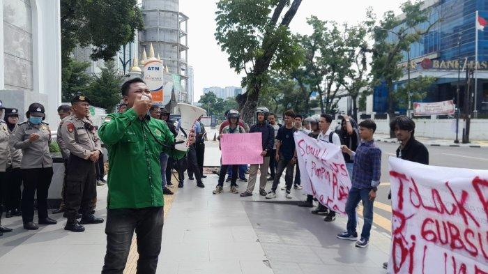 Aliansi Mahasiswa Sumatera Utara (Sumut) Bersatu menggelar unjuk rasa penolakan Penjabat (Pj) Gubernur Sumut Agus Fatoni yang telah dilantik pada Senin (24/6/2024) di gedung Kementrian Dalam Negeri, Jakarta Pusat.