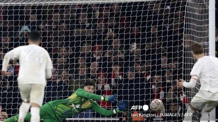 Momen penyelamatan kiper Man United, Altay Bayindir, saat mengeblok sepakan penalti kapten Arsenal, Martin Odegaard, di puataran ketiga Piala FA 2024-2025.