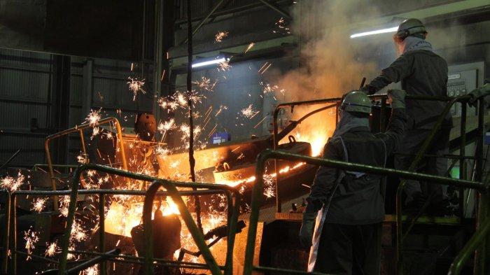 PRODUKSI ALUMINIUM PT INALUM - Pekerja melakukan proses peleburan aluminium di pabrik peleburan PT Inalum (Persero) di Kabupaten Batubara, Sumatera Utara, Rabu (13/11). PT Indonesia Asahan Aluminium (Inalum) yang merupakan pabrik peleburan aluminium satu-satunya milik Indonesia yang dikelola oleh Holding Industri Pertambangan MIND ID masih memproduksi alumnium 250 ribu ton per tahun saat ini.