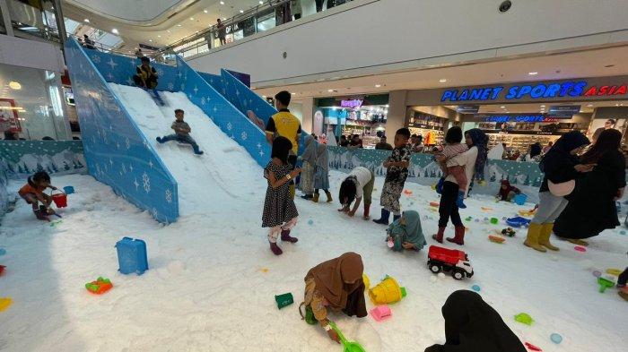 Anak-anak bermain es di Wahana Salju Frozen Playground Plaza Medan Fair