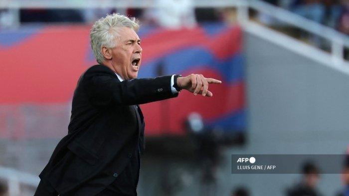 Pelatih Real Madrid Italia Carlo Ancelotti memberi isyarat selama pertandingan sepak bola Liga Spanyol antara FC Barcelona dan Real Madrid CF di Estadi Olimpic Lluis Companys di Barcelona pada 28 Oktober 2023.