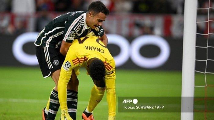 Bek Manchester United, Sergio Reguilon mengangkat kiper Manchester United, Andre Onana setelah kebobolan gol pembuka pada pertandingan sepak bola Grup A Liga Champions UEFA FC Bayern Munich vs Manchester United di Munich, Jerman selatan pada 20 September 2023.