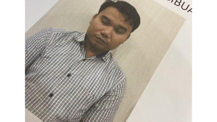 Anggota Bawaslu Medan Azlansyah Hasibuan tertunduk lesuh usai terjaring OTT oleh Polda Sumut.