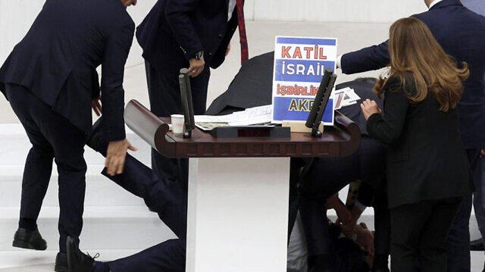 Wakil Partai Felicity (Saadet) Hasan Bitmez menyampaikan pidato sesaat sebelum ambruk di podium Majelis Nasional Agung Turki di Ankara pada Selasa 12 Desember 2023. (ADEM ALTAN/AFP/GETTY IMAGES)