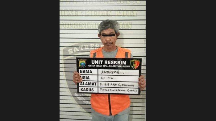 Anrizal (51) juru parkir viral lantaran mengejar driver ojek online menggunakan martil di Jalan Sisingamangaraja Medan, seberang Universitas Islam Sumatera Utara. Kini jukir tersebut sudah diamankan.