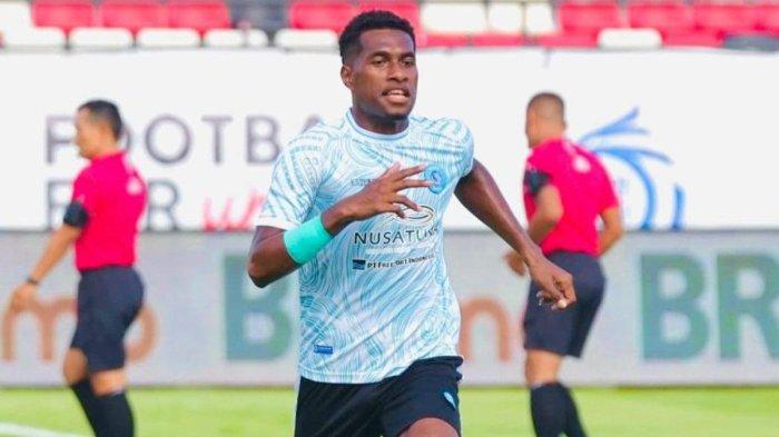 Potret Armando Oropa saat berseragam PSBS Biak. Terkini, Armando Obet Oropa merupakan wajah baru yang dipanggil Timnas Indonesia. Sosok Armando obet bisa menjadi senjata kejutan Shin Tae-yong di ASEAN Cup 2024 mendatang.