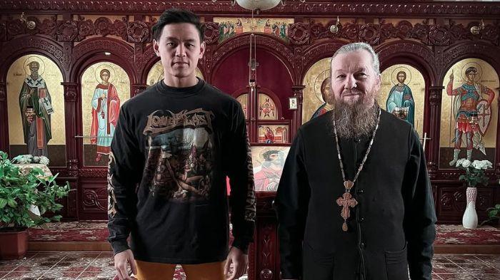 Arnold Putra bersama pastor