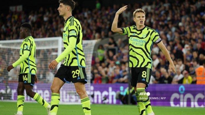 Gelandang Arsenal #08 Martin Odegaard (kanan) merayakan golnya ke gawang Crystal Palace saat pertandingan sepak bola Liga Utama Inggris di Selhurst Park, pada 21 Agustus 2023.