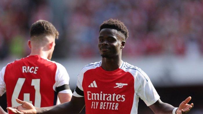 Gelandang Arsenal Bukayo Saka (kanan)