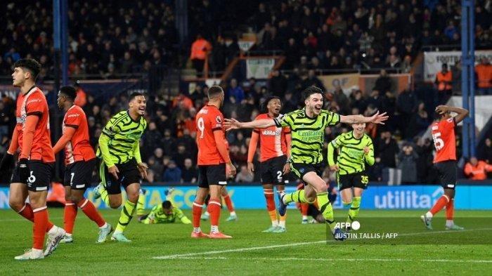 Gelandang Arsenal Inggris #41 Declan Rice merayakan mencetak gol keempat timnya selama pertandingan sepak bola Liga Premier Inggris antara Luton Town dan Arsenal di Kenilworth Road di Luton, Rabu (6/12/2023). (JUSTIN TALLIS / AFP)