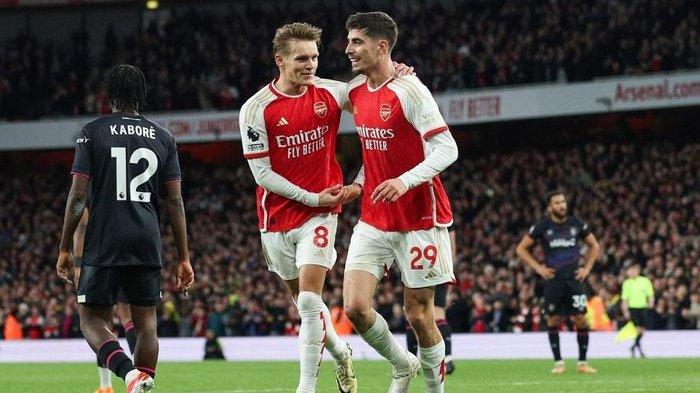 Selebrasi Martin Odegaard bersama Kai Havertz usai membobol gawang Luton Town, Kamis (4/4/2024) dini hari WIB.