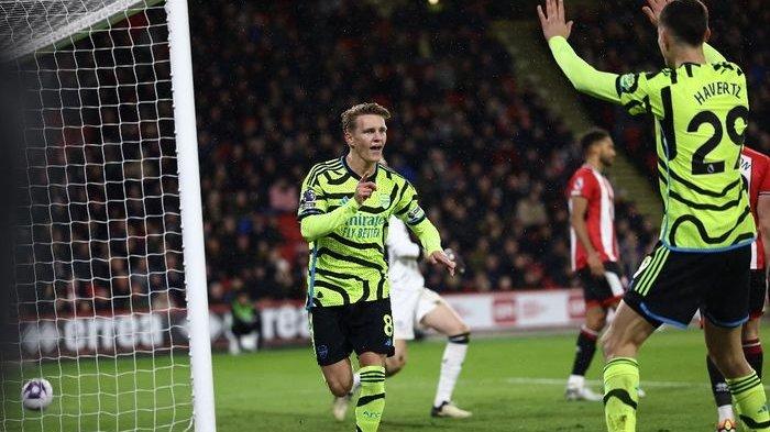 Gelandang Arsenal, Martin Odegaard, merayakan gol ke gawang Sheffield United di Stadion Bramall Lane pada matchweek 27 Liga Inggris 2023-2024, Senin (4/3/2024).