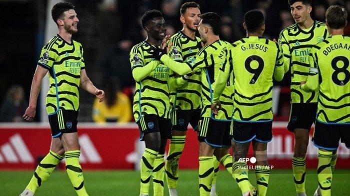Gelandang Arsenal Inggris #07 Bukayo Saka (kedua dari kiri) merayakan gol kedua timnya selama pertandingan sepak bola Liga Premier Inggris antara Nottingham Forest dan Arsenal di The City Ground di Nottingham, Inggris tengah, pada 30 Januari 2024. (PAUL ELLIS / AFP)
