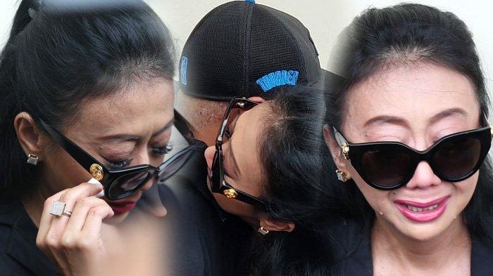 Artis Asri Pramawati atau kerap disapa Asri Welas menggugat cerai suaminya, Galiech Rida Raharja, setelah 17 tahun bersama. Artis Asri Welas pun menangis menyampaikan permintaan maaf lantaran menggugat cerai suami. (Istimewa)