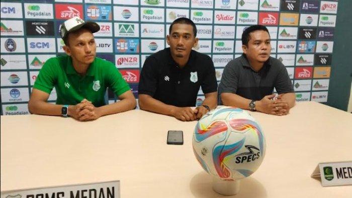 Asisten Pelatih PSMS Medan, Legimin Raharjo (tengah) memberikan keterangan pers usai laga seri timnya dengan PSPS Riau di Stadion Baharoeddin Siregar, Sabtu (9/12/2023).