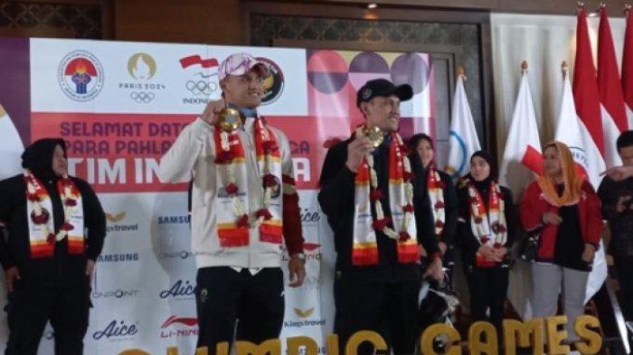 Dua atlet Indonesia peraih medali emas Olimpiade Paris 2024, Rizki Juniansyah dan Veddriq Leonardo tiba di Indonesia melalui Bandara Soekarno-Hatta, Terminal 3 VVIP Tangerang sekitar pukul 22.15 WIB, Selasa (13/8/2024).