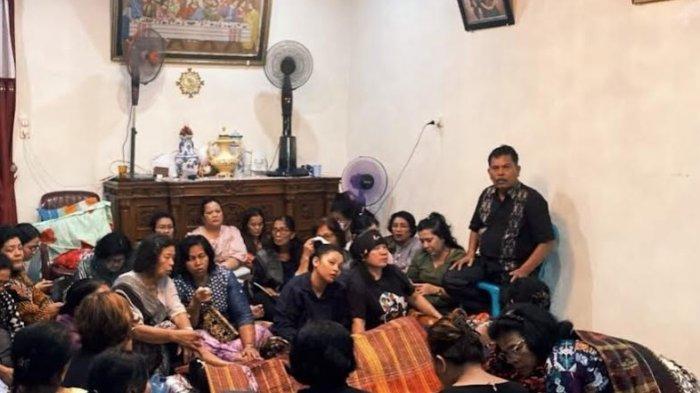 Mata Ayu Ribka Pasaribu tampak bengkak usai menerima jenazah Sang Kekasih, Elon Douglas Lumbanbatu di rumah duka yang berada di Jalan Dalil Tani, Kelurahan Pondok Sayur, Kecamatan Siantar Timur, Kota Pematangsiantar pada Jumat (24/1/2025) sore.