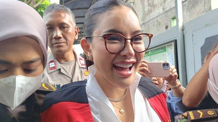 BANTAH DAKWAAN JAKSA - Pemain film Nikita Mirzani membantah seluruh isi dakwaan yang dibacakan oleh Jaksa Penuntut Umum (JPU). Nikita Mirzani menjalani sidang perdana perkara pemerasan dan TPPU di Pengadilan Negeri Jakarta Selatan, Selasa (24/6/2025).