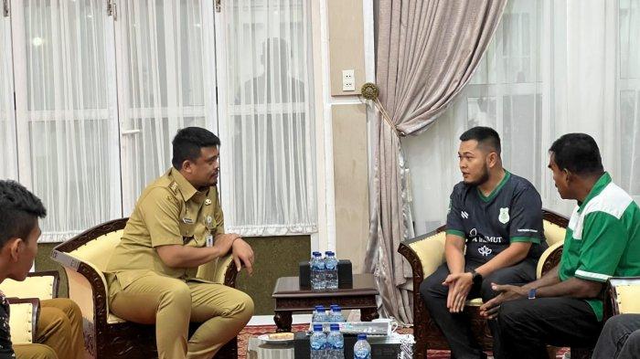 BERI SUPORT- Gubsu Bobby Nasution menerima audiensi manajemen PSMS Medan di Aula Tengku Rizal Nurdin, Senin (23/6/2025). Bobby resmi berikan support kepada PSMS Medan jelang Liga 2 Indonesia.