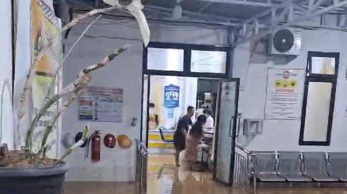 BERSIH-BERSIH, Manajemen RSUD Parapat melakukan pembersihan usai rumah sakit plat merah di Kota Wisata itu dihantam banjir bandang pada Minggu (16/3/2025).