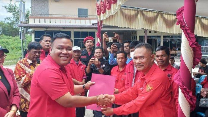 Bacalon Bupati Samosir Freddy Situmorang mendaftar ke PDIP dan Partai Perindo di Samosir, Jumat (19/4/2024).