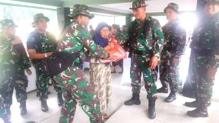 BAKTI SOSIAL- Personel TNI-AD yang membopong orangtua sepuh yang mengikuti kegiatan bakti sosial TMMD ke-118 tahun 2023. Selain membangun fisik, mereka juga melakukan bakti sosial terhadap masyarakat.
