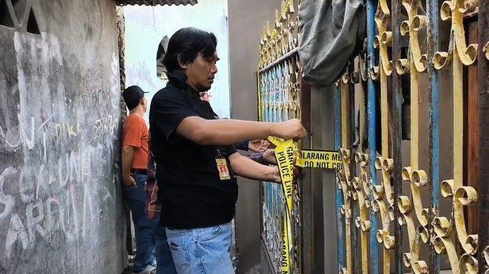 BALITA TEWAS TERBAKAR - Polisi memasang garis pembatas di TKP penemuan bocah korban pembunuhan di Desa Rawa Burung, RT06/RW09, Kecamatan Kosambi, Kabupaten Tangerang, Banten, Senin (28/10/2025). Korban diketahui tewas dalam kondisi tubuh gosong akibat dibakar pelaku.