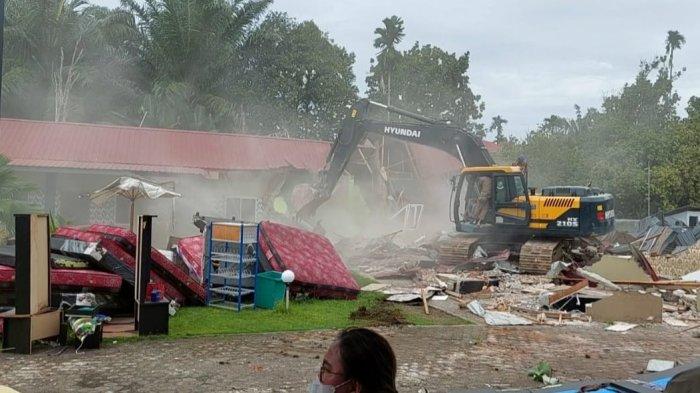 Bangunan utama Diskotek Key Karden, kantin, dan hotel dirobohkan tim terpadu pakai alat berat, Jumat (15/12/2023).