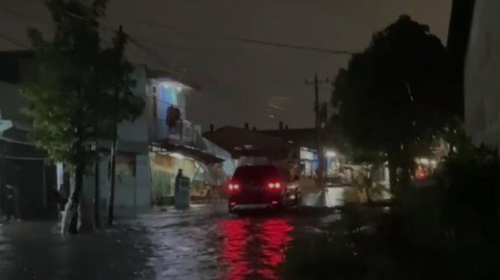 Banjir dan pohon tumbang yang terjadi di Kota Medan sejak pukul 18.00 hingga dini hari, Sabtu (22/6/2025). Hujan deras disertai angin kencang yang mengguyur kota Medan ini sudah terjadi sejak beberapa hari lalu.