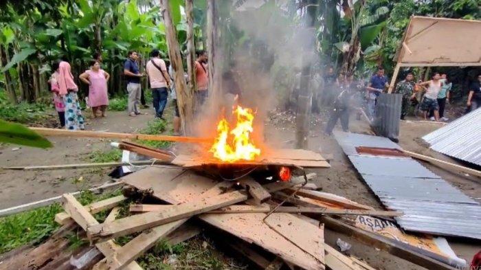 Suasana barak judi dan narkoba di Gang Mushola, Lembah Berkah, kelurahan Sunggal Kecamatan Medan Sunggal, yang dibakar oleh petugas, Minggu (7/1/2024).
