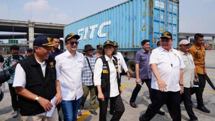 Bea Cukai melepas 30 kontainer berisi barang impor setelah adanya relaksasi pembatasan impor. Pelepasan ini disaksikan oleh Menko Perekonomian Airlangga Hartarto dan Menteri Keuangan Sri Mulyani.