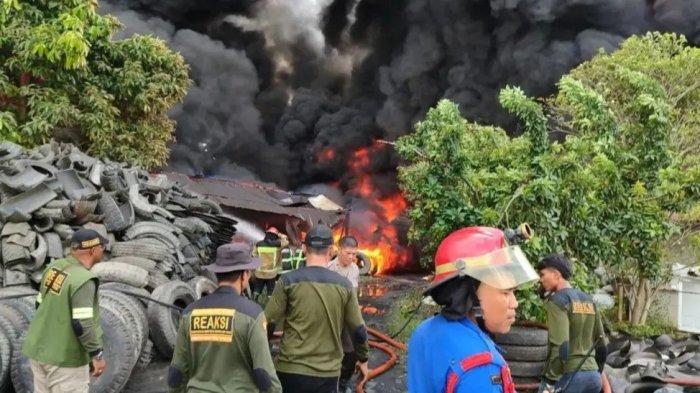 Beberapa petugas sedang melakukan pemadam kebakaran di Tempat Gudang Ban Bekas Kecamatan Medan Marelan,Kamis (16/11/2023). Hingga saat ini petugas pemadaman masih berupaya lakukan pemadaman.