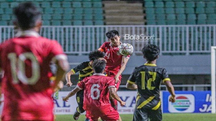 Bek timnas U-17 Indonesia, Sulthan Zaky Pramana (kanan), tampak akan menyundul bola saat bertanding dalam laga Kualifikasi Piala Asia U-17 2023 di Stadion Pakansari, Bogor, Jawa Barat, 9 Oktober 2022.